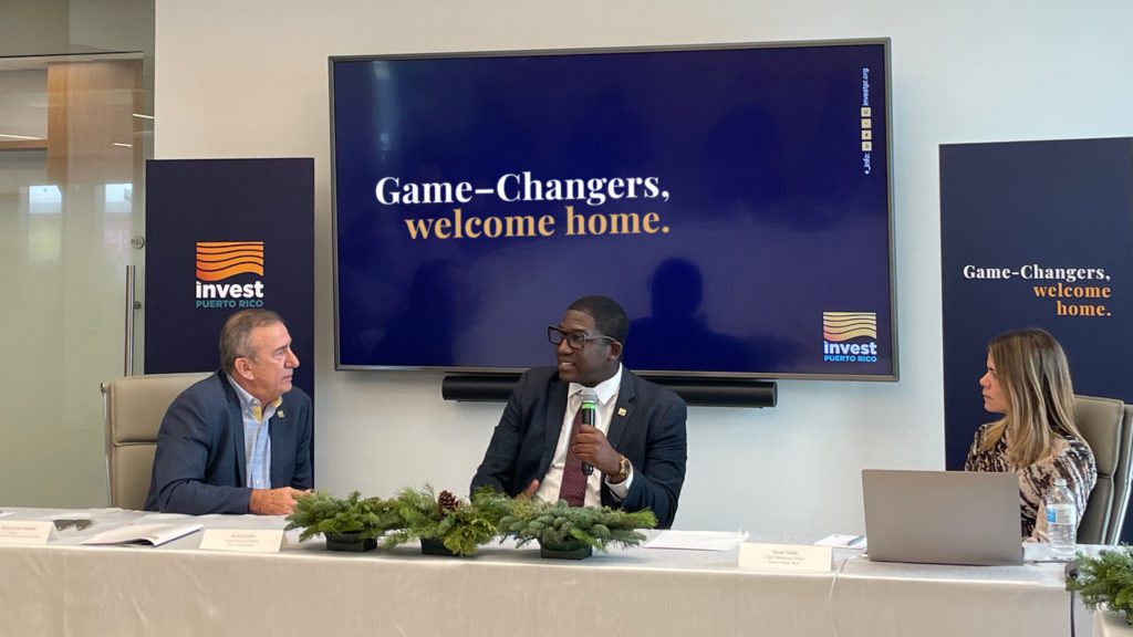 El presidente de InvestPR, Manuel Cidre, el director ejecutivo, Rodrick Miller, y la directora de mercadeo Nicole Vilalte en la conferencia de prensa "Game-Changers, Welcome Home", realizada el 15 de diciembre de 2021.