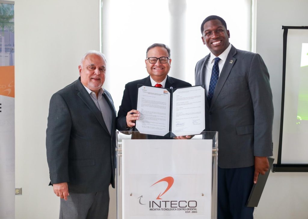 En la fotografía: el presidente de la "Iniciativa Tecnológica Centro-Oriental" (INTECO), Oscar Jiménez, el alcalde de Caguas, William Miranda Torres, y el director ejecutivo de Invest Puerto Rico, Rodrick T. Miller.